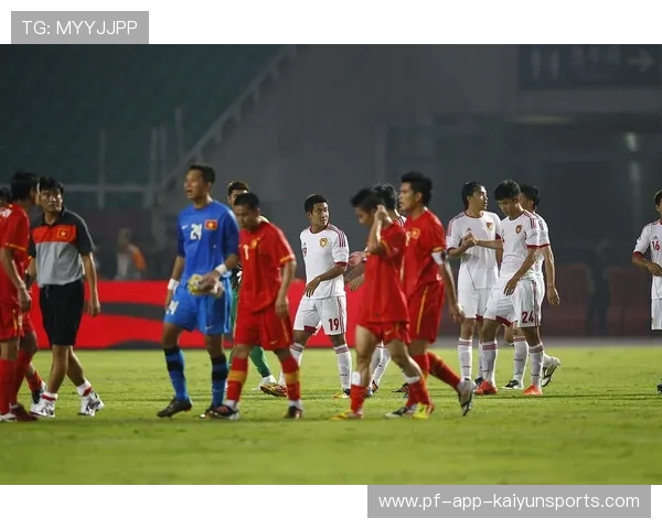 中国足球比赛激烈对决，球员表现令人惊叹，中国足球队对战