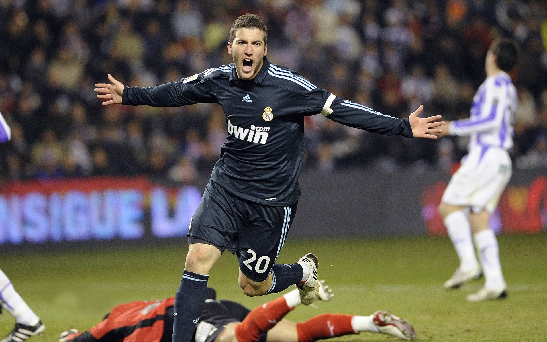 掘金替补后卫强势表现抢下关键分数，掘金后卫受伤